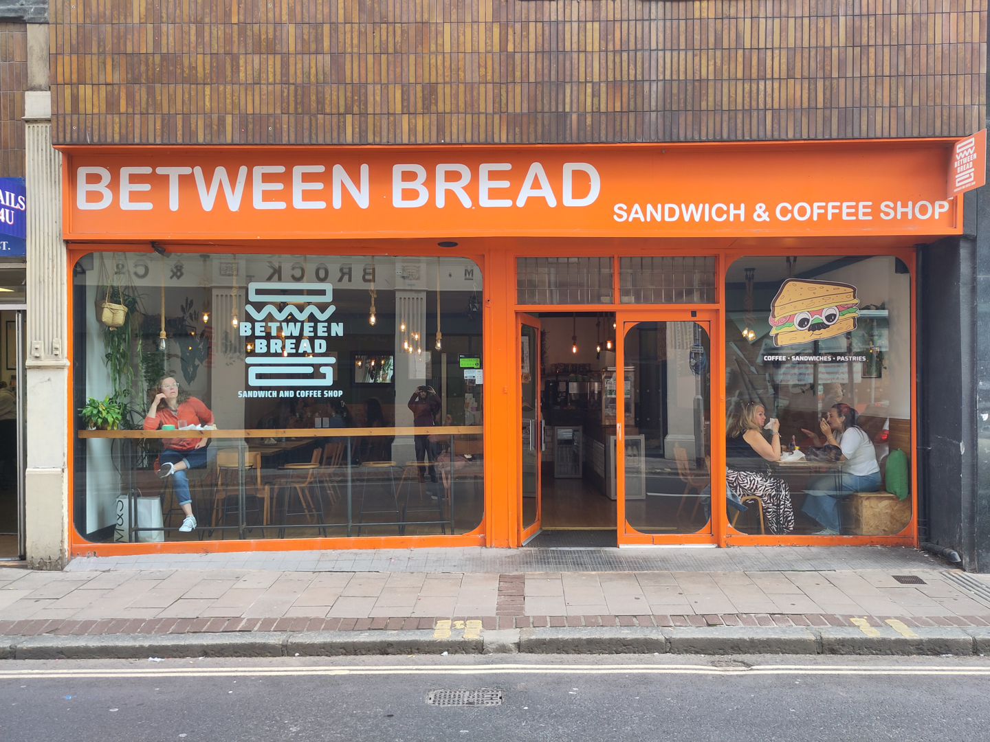 BETWEEN BREAD exterior