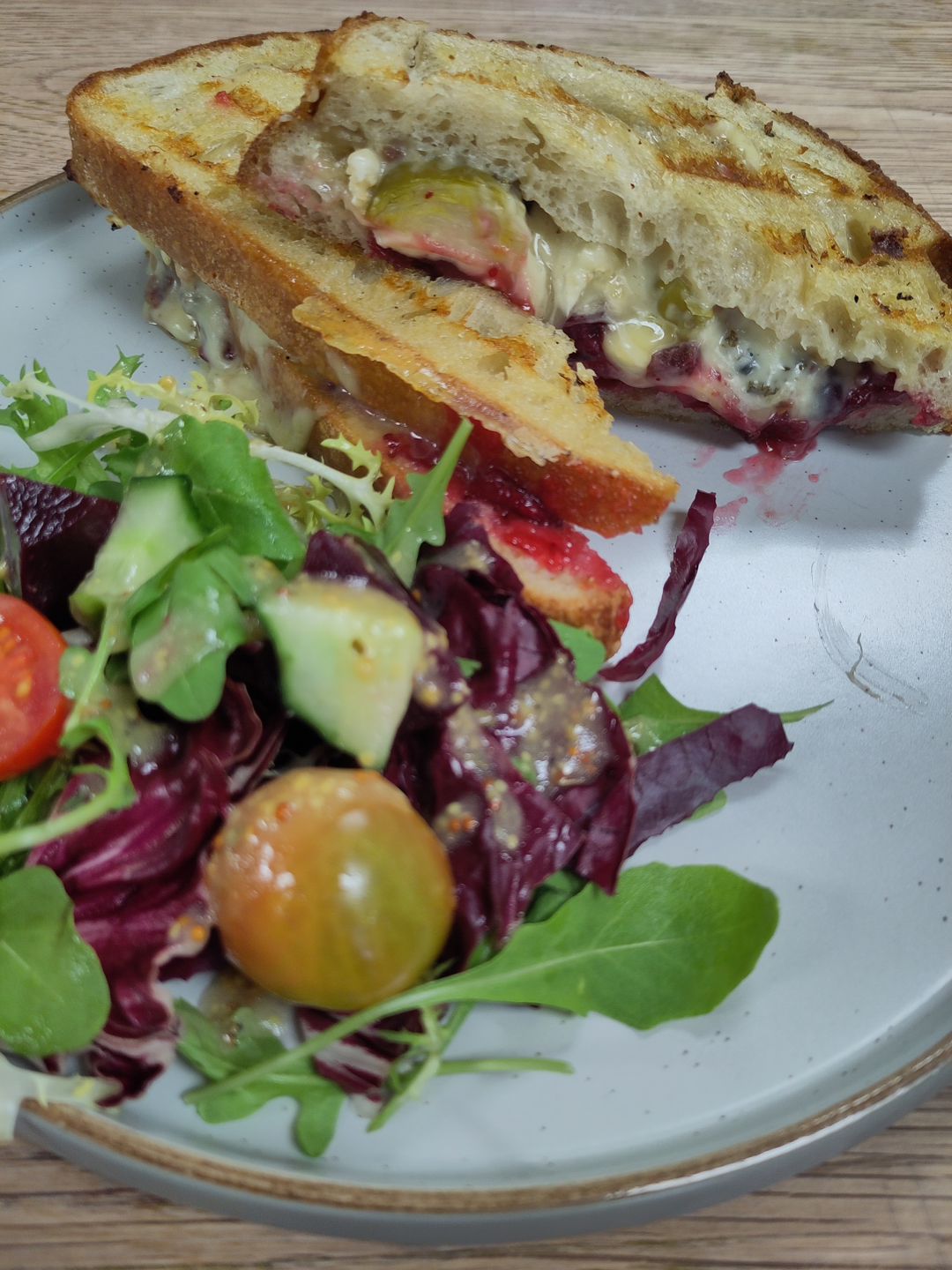 Brie & Cranberry Toastie (V)